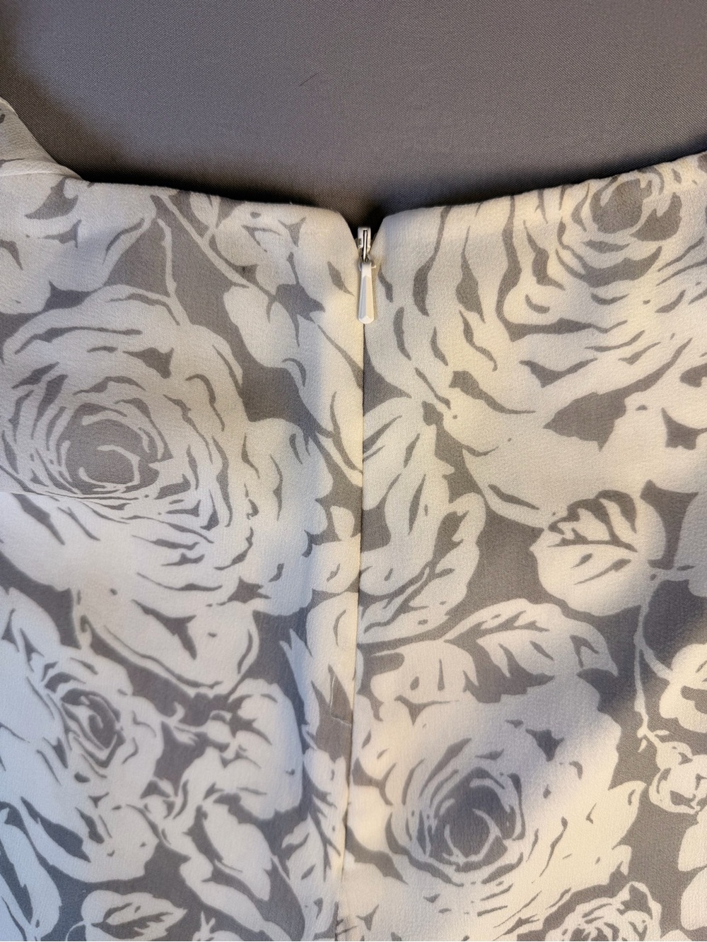 Linda Allard Ellen Tracy Size 2 100% Silk Pants Vintage Grey and White Floral - Picture 10 of 13